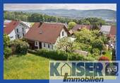 Luftaufnahme - Großzügiges Einfamilienhaus mit herrlichem Garten und Doppelgarage in bester Wohnlage von WT-Tiengen