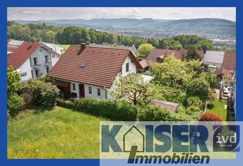 Luftaufnahme - Großzügiges Einfamilienhaus mit herrlichem Garten und Doppelgarage in bester Wohnlage von WT-Tiengen