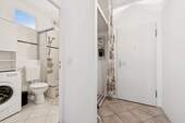 Blick vom Eingangsbereich ins Badezimmer - 