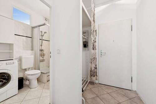 Blick vom Eingangsbereich ins Badezimmer - 
