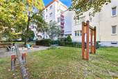 Rückansicht Gebäude mit Spielplatz - 