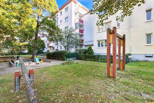 Rückansicht Gebäude mit Spielplatz - 