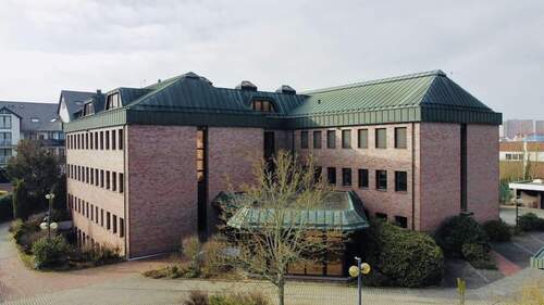 Hausansicht - Leerstehendes Gewerbeobjekt in Dietzenbach - vielseitig nutzbar als Büro, Klinik oder Pflegeheim