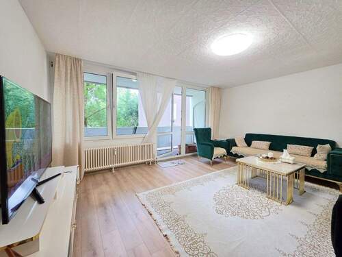 Wohnzimmer 1 - 3 Zimmer Etagenwohnung zum Kaufen in Freiburg im Breisgau