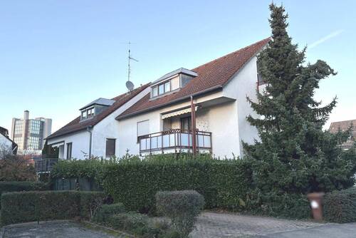 Hausansicht - Freie 3-Zimmer-Wohnung mit Balkon, Gartenanteil und Stellplatz