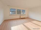 Wohnzimmer - DU-Untermeiderich, Straßburger Straße 48 - Komplett sanierte 2 Zimmer-Wohnung ( Bezug Mitte Mai - 1.Juli möglich ) zu mieten !!