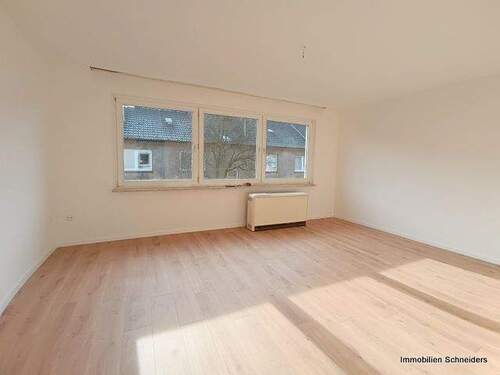 Wohnzimmer - DU-Untermeiderich, Straßburger Straße 48 - Komplett sanierte 2 Zimmer-Wohnung ( Bezug Mitte Mai - 1.Juli möglich ) zu mieten !!