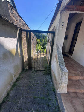 Gartentür an der Seite des Gebäudes - 6 Zimmer Einfamilienhaus zum Kaufen in Lebach