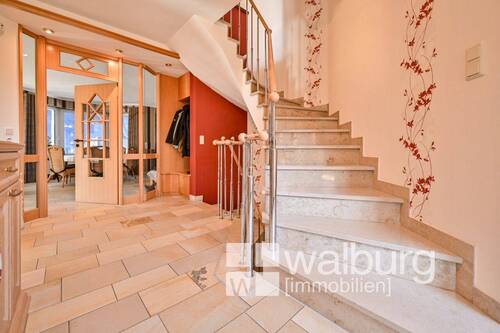 10 Flur : Diele mit Treppe - 