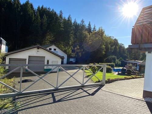 Tor Hofeinfahrt - Kfz-Hallen-Werkstatt und 3-fach-Garage in Gleidorf!