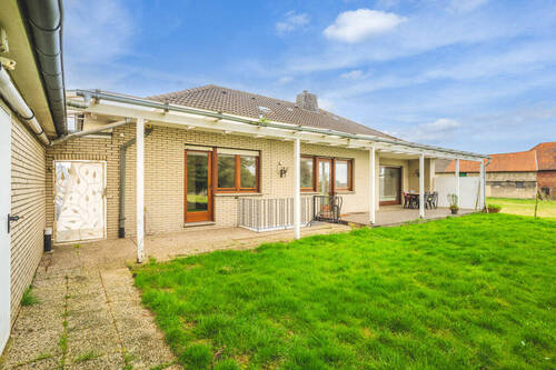 Terrassenbereich mit Zugang in die Garage und den Keller - 