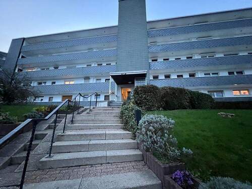 Hausansicht - Vier Zimmer Wohnung. Wohnen mit städtischem Komfort. Zentrale Lage - alles befindet sich in der Nähe.