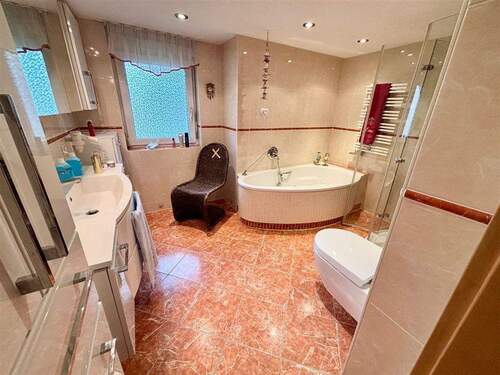 Tageslichtbad mit Wanne und Dusche (EG) - 