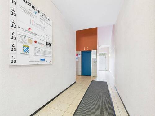 Zugang zum Gebäude mit Aufzug und Treppenhaus - 