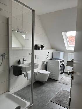 Glasduschkabine und helles Bad - 