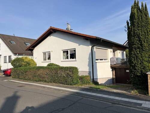 Hausansicht von Süden - Einfamilienhaus mit großem Grundstück