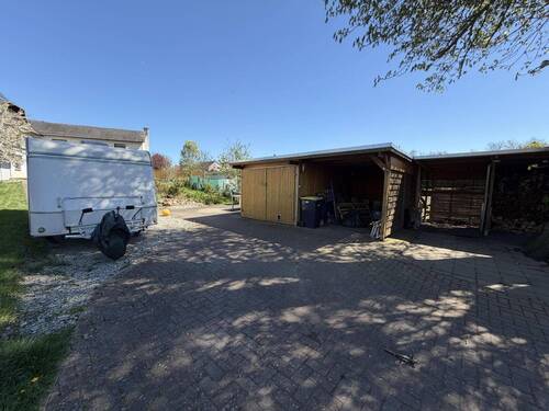 Einfahrt aufs Grundstück - Einfamilienhaus mit 240,00 m&sup2; in Bad Sulza zum Kaufen