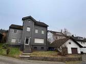 Straßen-Ansicht - Renovierungsbedürftiges Zwei-Familienhaus in Welschen Ennest!