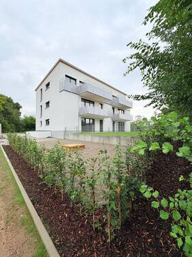Garten Hecke.JPEG - Etagenwohnung mit 91,10 m² in Solnhofen zum Kaufen