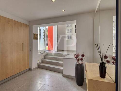 Garderobe mit Blick zum Eingang - Einfamilienhaus mit 253,00 m² in Düren zum Kaufen