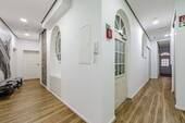 Flur über den jedes Zimmer erreichbar ist - 8 Zimmer Etagenwohnung in Stuttgart / Mitte