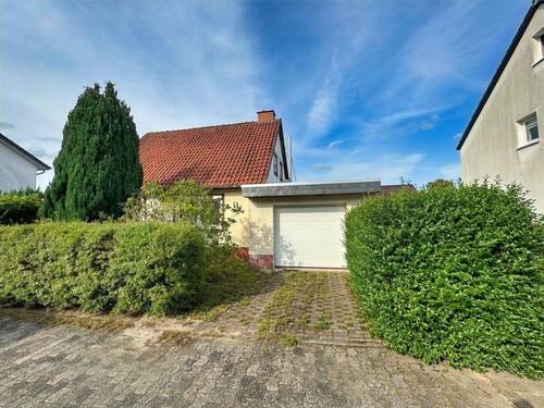 Frontansicht und Garage - 5 Zimmer Einfamilienhaus zum Kaufen in Achim