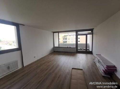 Wohnzimmer - 3-Zimmer-Wohnung mit Balkon und Tiefgaragenstellplatz