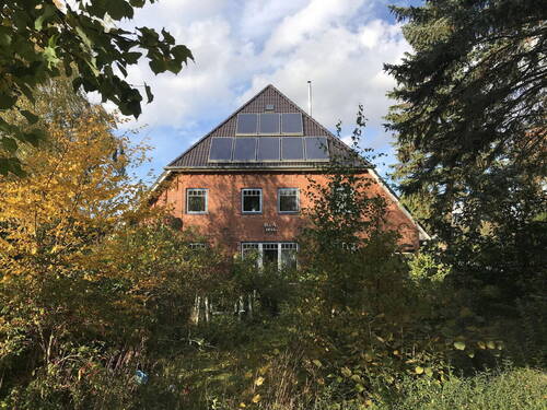 Straßenseite - Resthof in Strandnähe mit 5 Wohneinheiten und arrondierten Wiesen