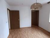 Wohnzimmer mit Blick Richtung Schlafzimmer - 2 Zimmer Etagenwohnung in Waldsassen