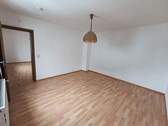 Schlafzimmer mit Blick Richtung Wohnzimmer - Etagenwohnung mit 45,00 m&sup2; in Waldsassen zur Miete