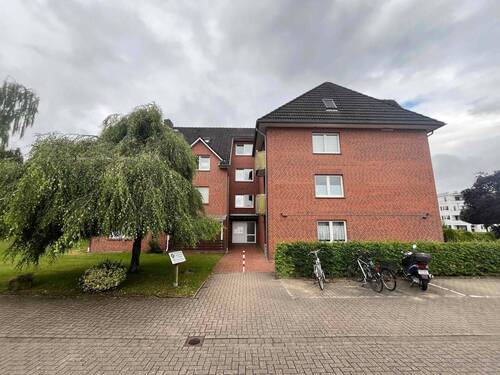 Außenansicht - Sofort verfügbar: 3-Zimmer-Wohnung mit Balkon und Einzelgarage in Zeven!
