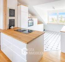 Frankfurt-Fechenheim: Charmante 3-Zimmer-Dachwohnung mit hochwertiger Einbauküche - Frankfurt am Main