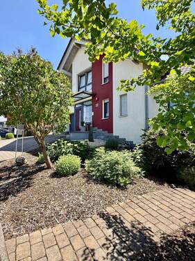 Frontseite seitlich - Exklusives Wohnen in bester Lage von Hofbieber - EFH mit Einliegerwohnung & Photovoltaik