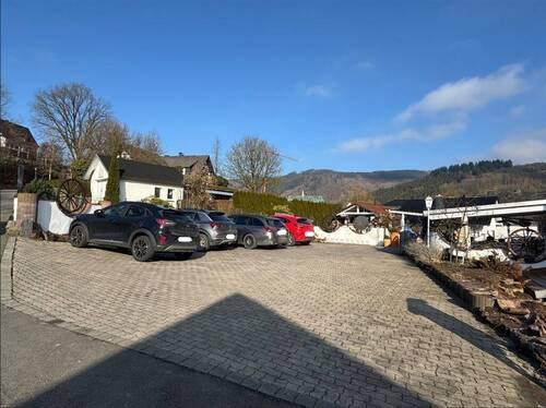 weiterer Parkplatz neben Biergarten - 