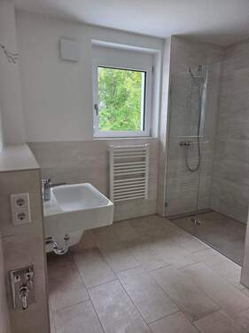 Bad mit bodengleicher Dusche - 