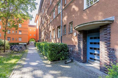 Hauseingang - Vermietete 2-Zimmer-Wohnung mit Potential im Brüsseler Kiez
