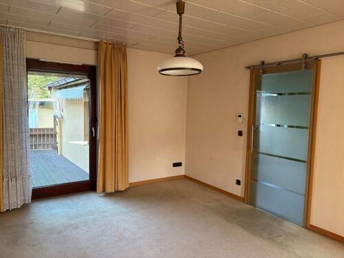 Wohnzimmer mit Zugang zur Terrasse - 