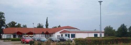 Ansicht - Gewerbeobjekt mit großem Parkplatz