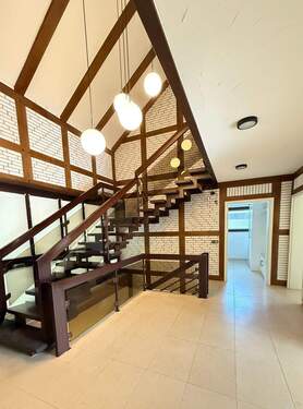 Diele mit offener Treppe zur Galerie - 