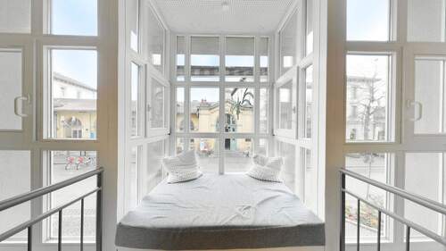 bequemer Sitzbereich mit Aussicht im Obergeschoss - 