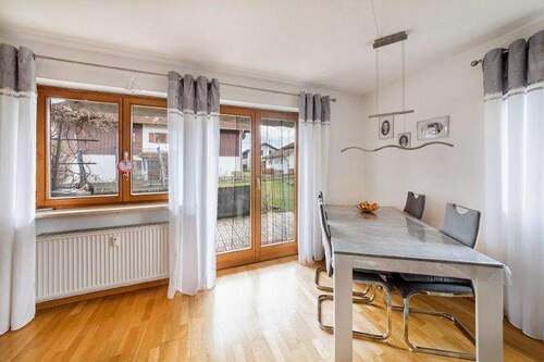 Wohnen mit Platz für Essen und Blick ins Freie - 3 Zimmer Etagenwohnung zum Kaufen in Holzkirchen
