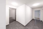 Hausflur mit Fahrstuhl - 