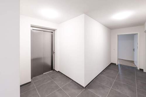 Hausflur mit Fahrstuhl - 