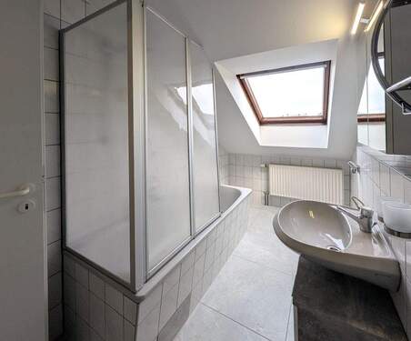 Badezimmer mit Badewanne - 