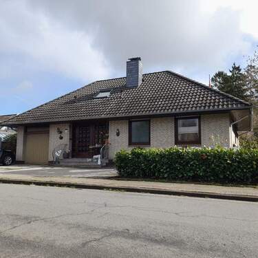 Ansicht Straße - Wunderschönes Einfamilienhaus mit Garage und Wintergarten für den gehobenen Anspruch in Brake-Süd