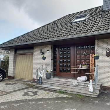 Ansicht Straße - 5 Zimmer Einfamilienhaus zum Kaufen in Brake (Unterweser)