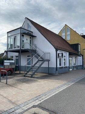 Außenansicht mit Zugangstreppe - 