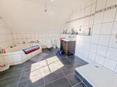 Tageslichtbad mit Wanne und Dusche im OG - 