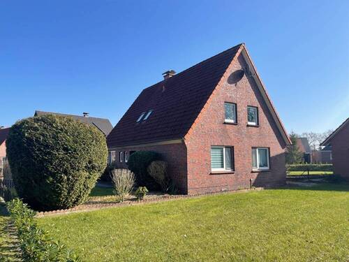 Seitenansicht - 6 Zimmer Mehrfamilienhaus, Wohnhaus zum Kaufen in Schortens