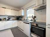 Helle Küche in der Maisonette-Wohnung - 
